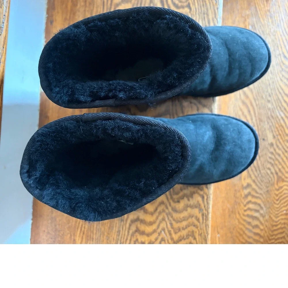 UGG Classic Short II Black Suede Sheepskin Boots‎ Size 7